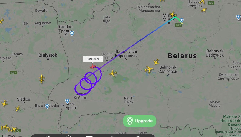 Самолет "Белавиа" не может вылететь из Беларуси. Он летел в Барселону, но кружит возле границы