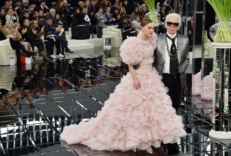 Звездный кутюрье: знаменитости в культовых нарядах от Карла Лагерфельда