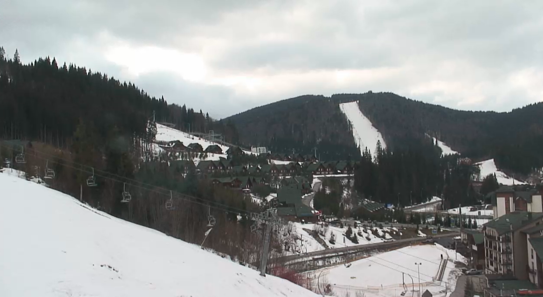 Что происходит в закрытом Буковеле: новые фото и видео опустевшего курорта