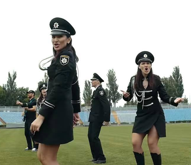 "Копы" записали песню в поддержку сборной Украины: "м'яч православний, не лети в наші ворота"