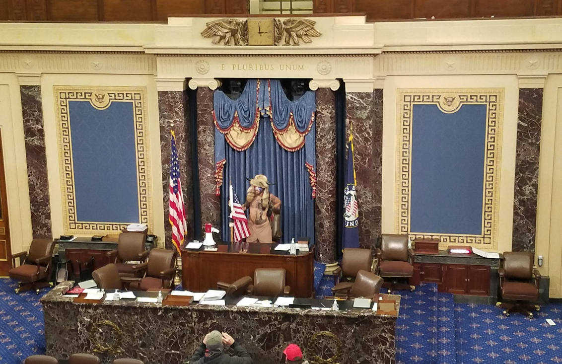 Стала известна судьба "рогатого" протестующего в Капитолии: копье не спасло