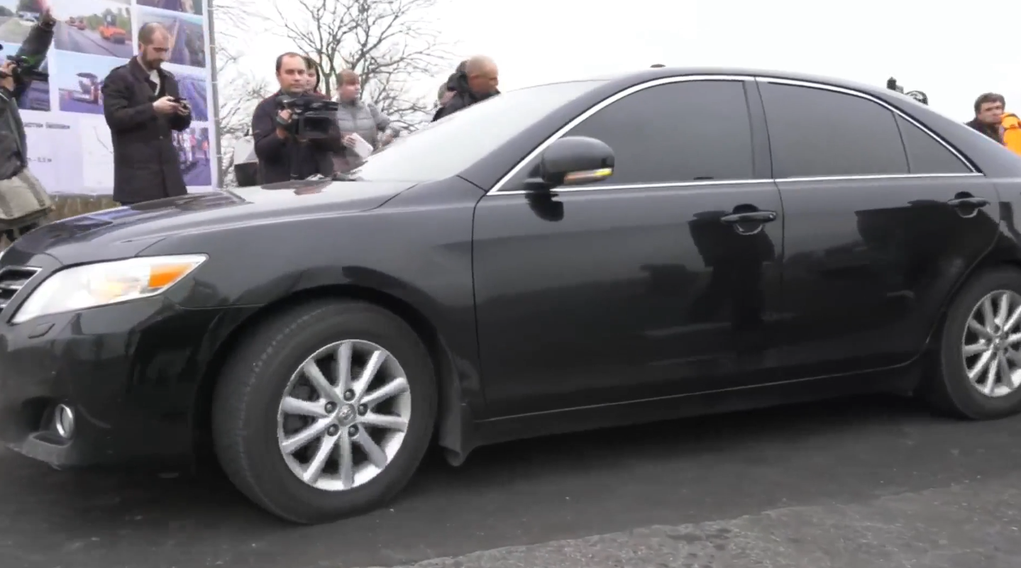 Зеленский за рулем черной "Тойоты" рассекал по новой дороге (видео)