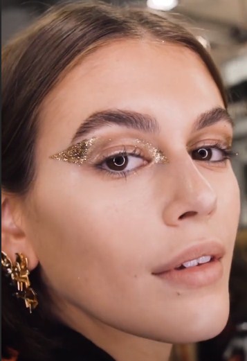 Розсипи золота, елементи пірсингу і накладні вилиці: найбільш незвичайні мейк-ап тренди Тижня моди в Парижі