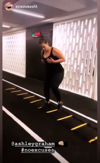 До седьмого пота: беременная Эшли Грэм в откровенном наряде показала, как работает над фигурой