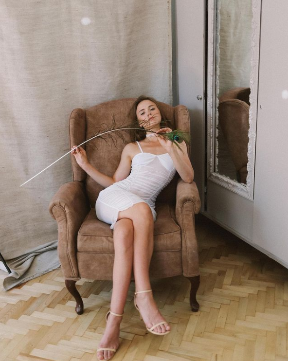 Украинская актриса Анна Кошмал показала фото со съемок "Сватов": мало похожа на себя