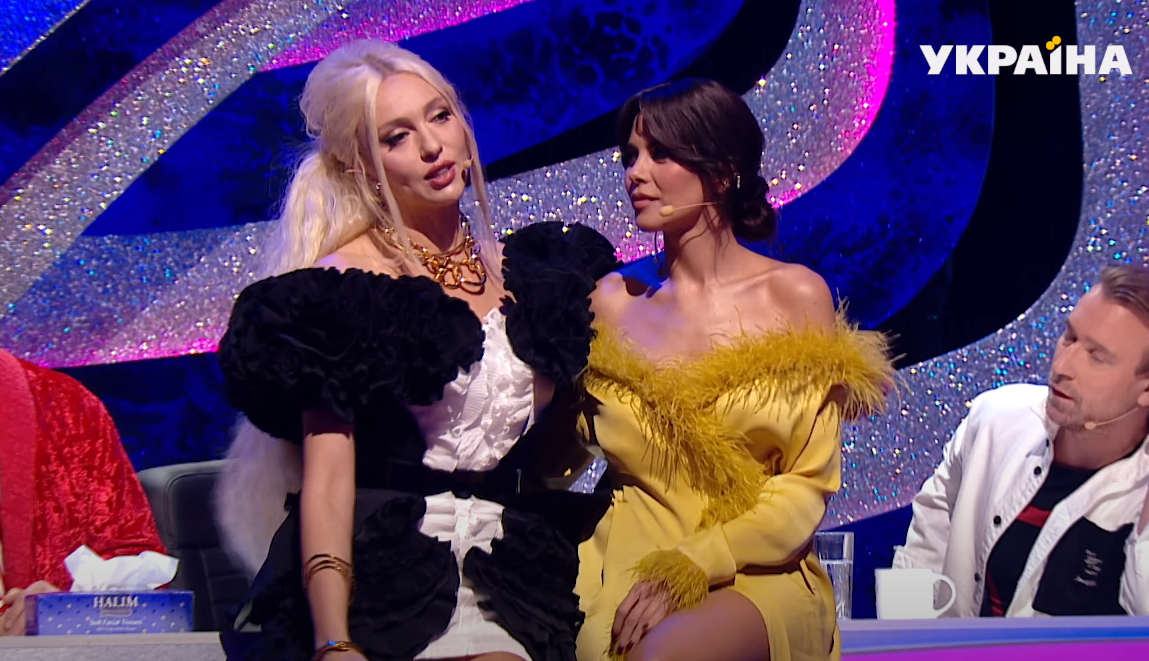 Оля Полякова и Настя Каменских слились в поцелуе на камеру (фото)