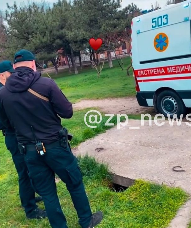 В центре Запорожья ребенок провалился под плиты в яму возле детской площадки (видео)
