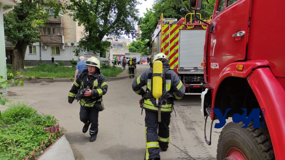 В Одесі в багатоповерхівці прогримів вибух і почалася пожежа: навіть вікна вилетіли (фото)