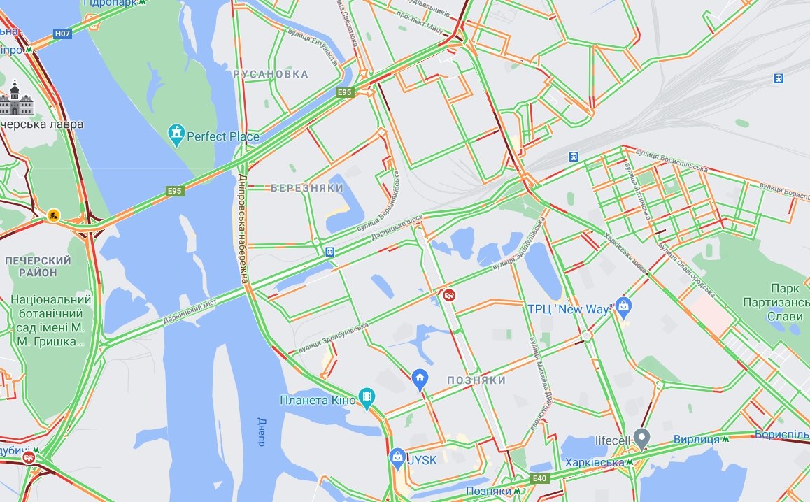 Падіння стовпів на Шулявці створило транспортний колапс: яка ситуація в Києві