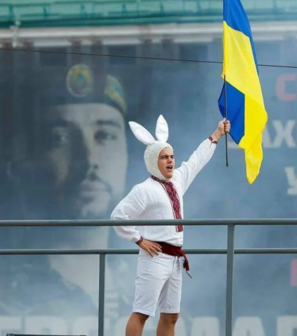 "Кролик" с флагом пожаловался на угрозы после скандального концерта в День Независимости