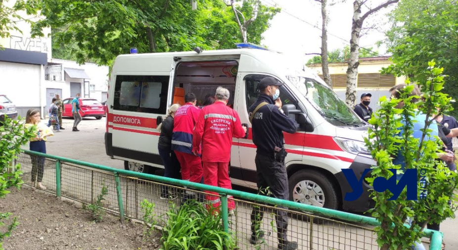 В Одесі в багатоповерхівці прогримів вибух і почалася пожежа: навіть вікна вилетіли (фото)