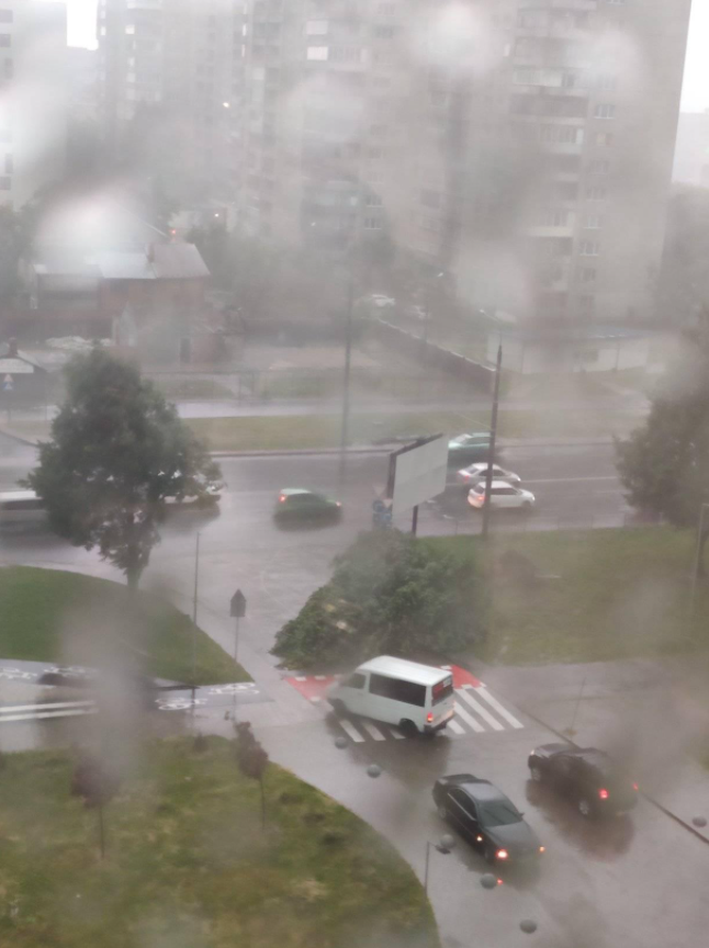 Молнии, град, ливень, ураган: во Львове - погодный апокалипсис (фото и видео)