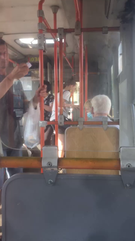 В троллейбусе Киева продают отмененные билеты: фотофакт