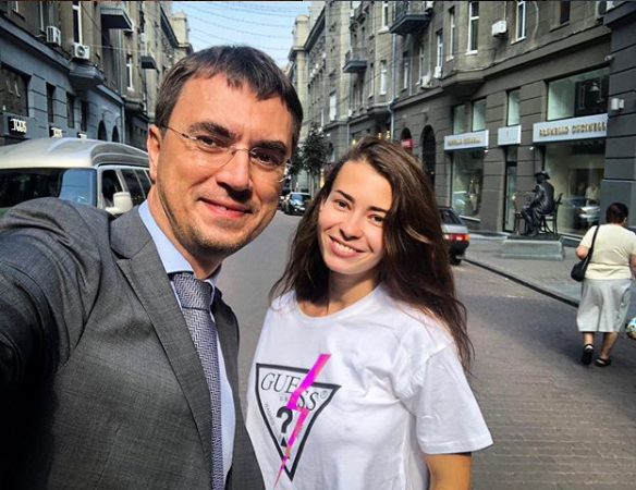 Знатний тролінг: Омелян обговорив з фотомоделлю будівництво мостів в Україні (фото)