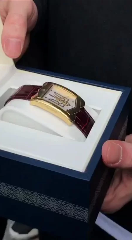 Зеленский в Новых Санжарах подарил эвакуированному часы: сколько стоит такой презент