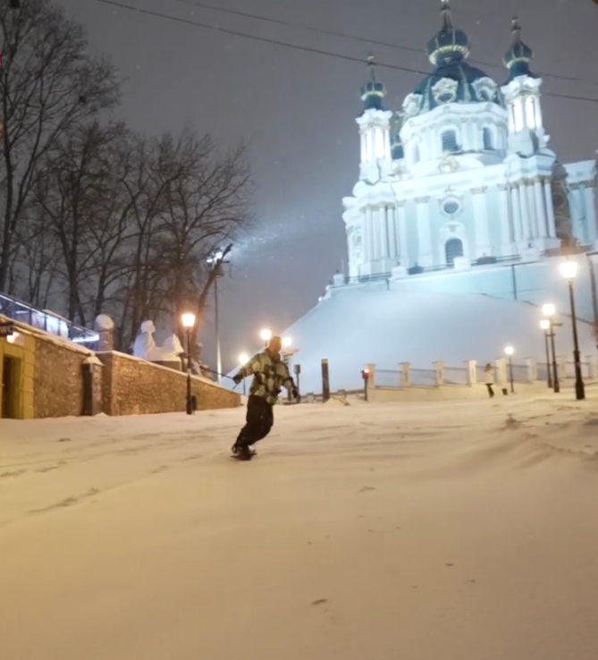 Зачем ехать в Карпаты? Видео со сноубордистами в центре Киева восхитило украинцев
