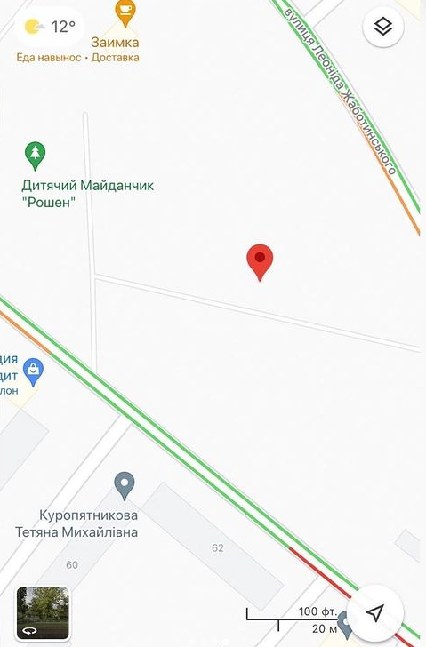 В центре Запорожья ребенок провалился под плиты в яму возле детской площадки (видео)