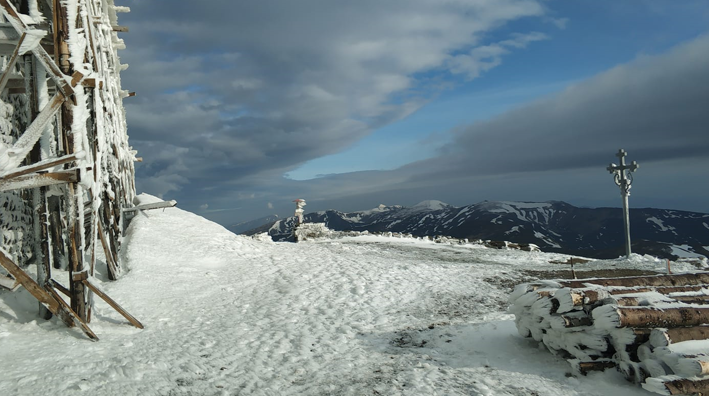 В Україну прийшло похолодання. У Карпатах лежить сніг, злива накриє пів країни