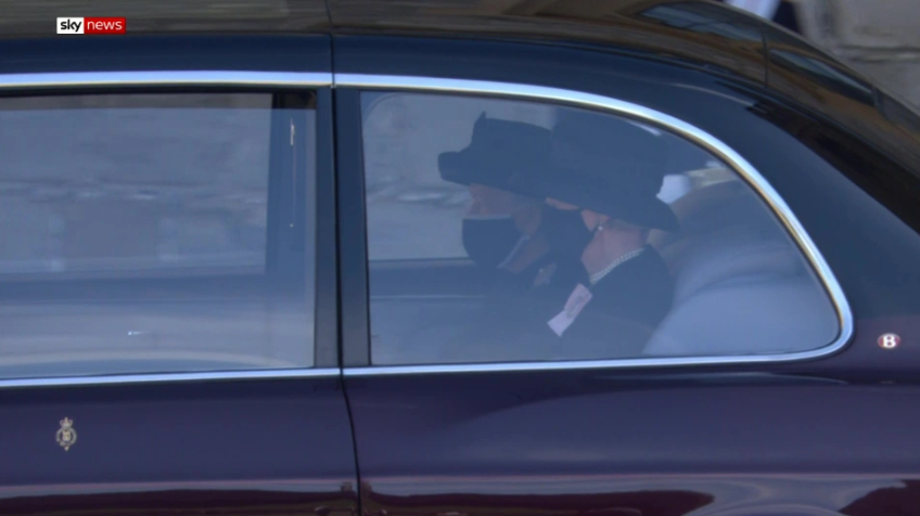 Елизавета II в трауре, Гарри с Уильямом порознь: как королевская семья прощается с Филиппом (фото)