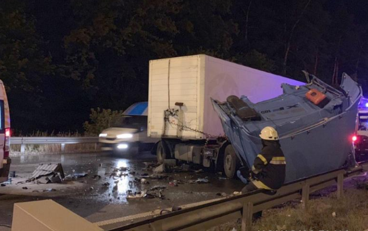 Полиция расследует столкновение двух грузовиков на въезде в Киев