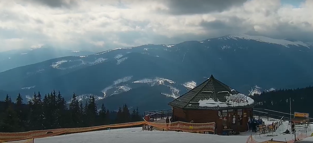 Что происходит в закрытом Буковеле: новые фото и видео опустевшего курорта