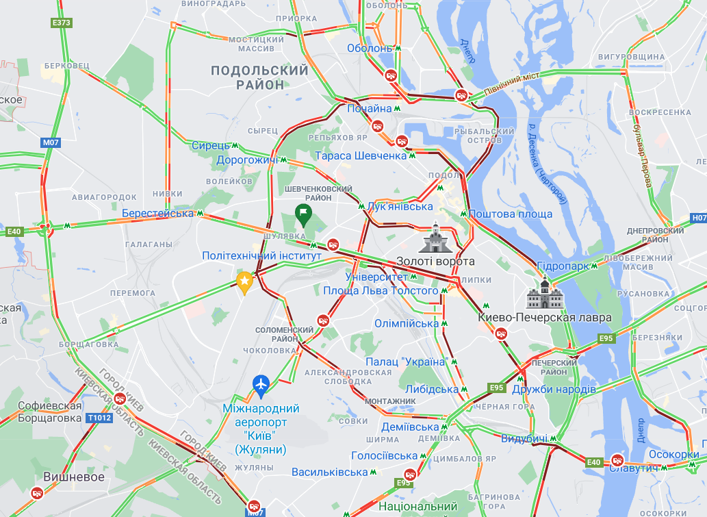 Київ накрила злива: ускладнено рух тролейбусів та трамваїв, падають дерева