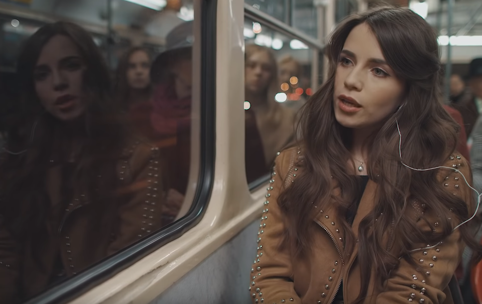 Христина Соловий сняла в своем новом клипе самого популярного видеоблогера