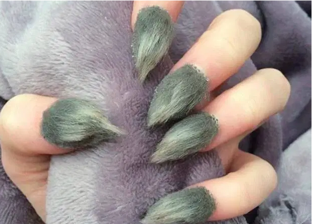 Меховые ногти и елка на голове: сеть покоряют необычные и безумные новогодние бьюти-образы