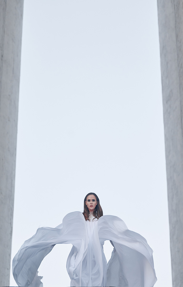 Вампирская история: The Hardkiss показали темную сторону любви в мистическом клипе "Жива"