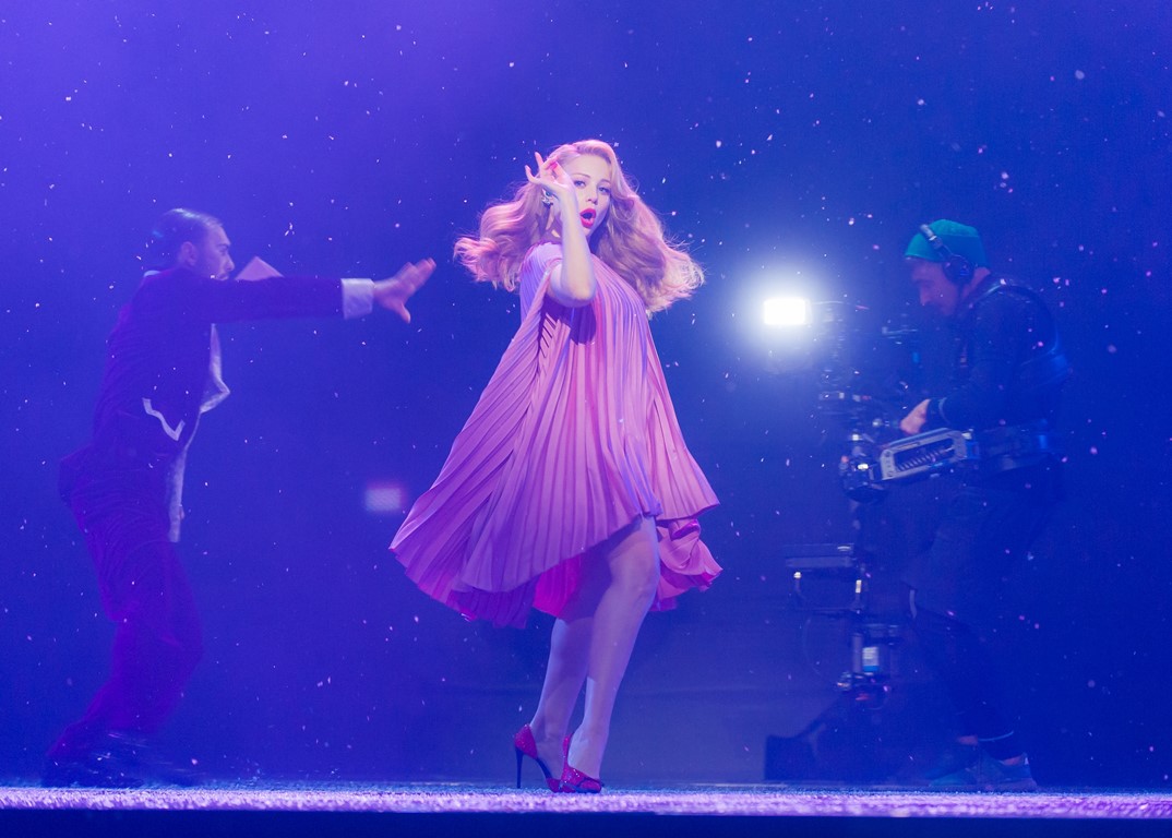 Нежный цветок: Тина Кароль поразила элегантным образом на сцене новогоднего шоу