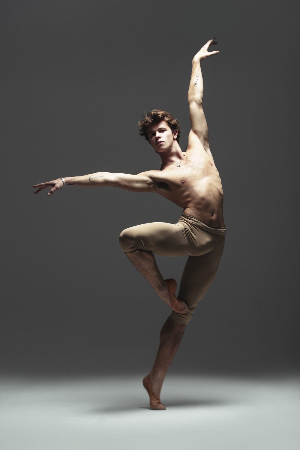 Грация и красота: Александр Стоянов снялся в эффектной фотосессии с американскими артистами