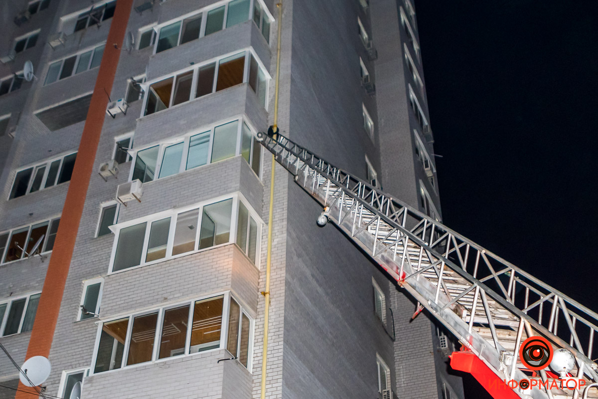 В Днепре мужчина полез по газовой трубе на 16-й этаж к любимой