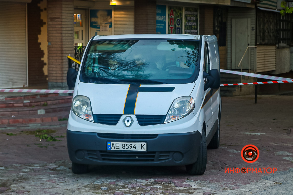 В Днепре мужчина выбросился из окна 8 этажа и упал на женщину