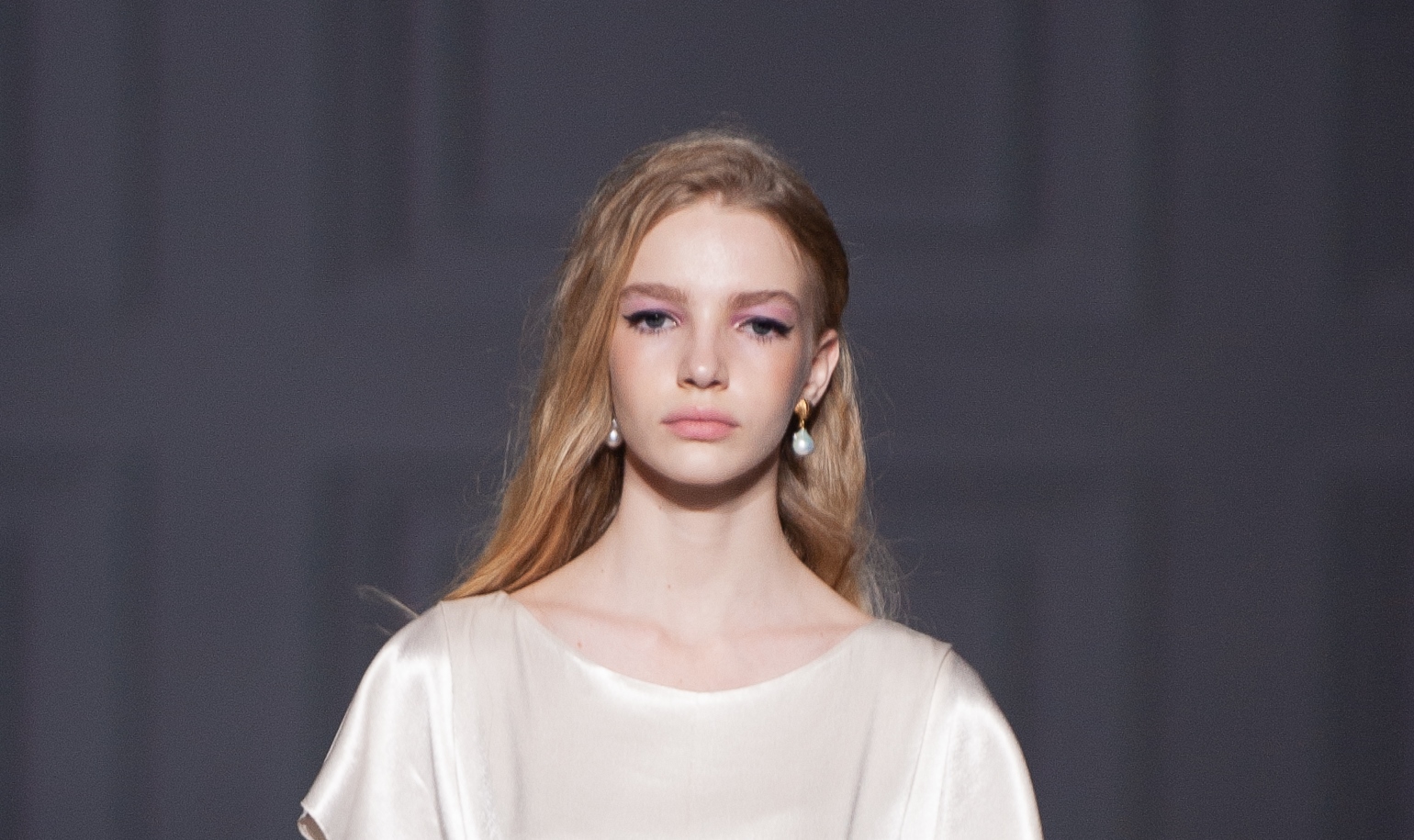 Отказ от бровей и золото в глазах: топ-5 мейкап-трендов от визажистов Ukrainian Fashion Week FW 20-21