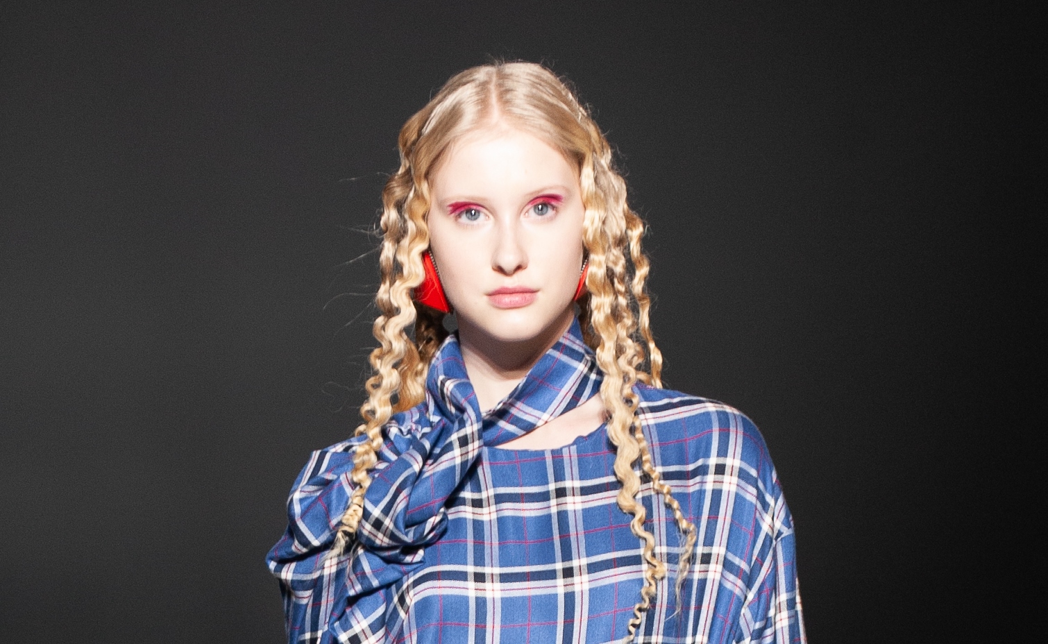 Отказ от бровей и золото в глазах: топ-5 мейкап-трендов от визажистов Ukrainian Fashion Week FW 20-21