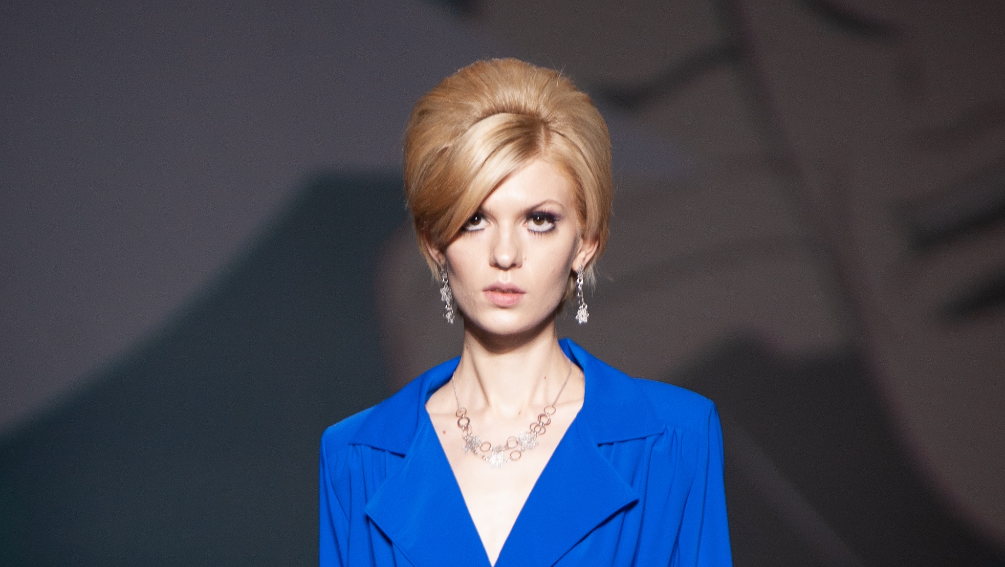 Отказ от бровей и золото в глазах: топ-5 мейкап-трендов от визажистов Ukrainian Fashion Week FW 20-21