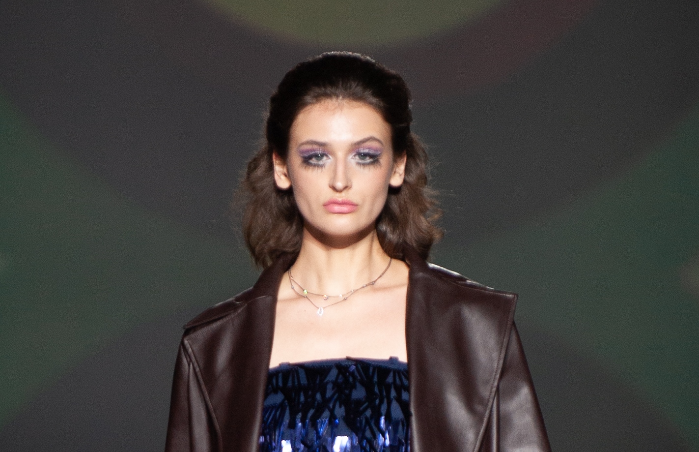 Отказ от бровей и золото в глазах: топ-5 мейкап-трендов от визажистов Ukrainian Fashion Week FW 20-21