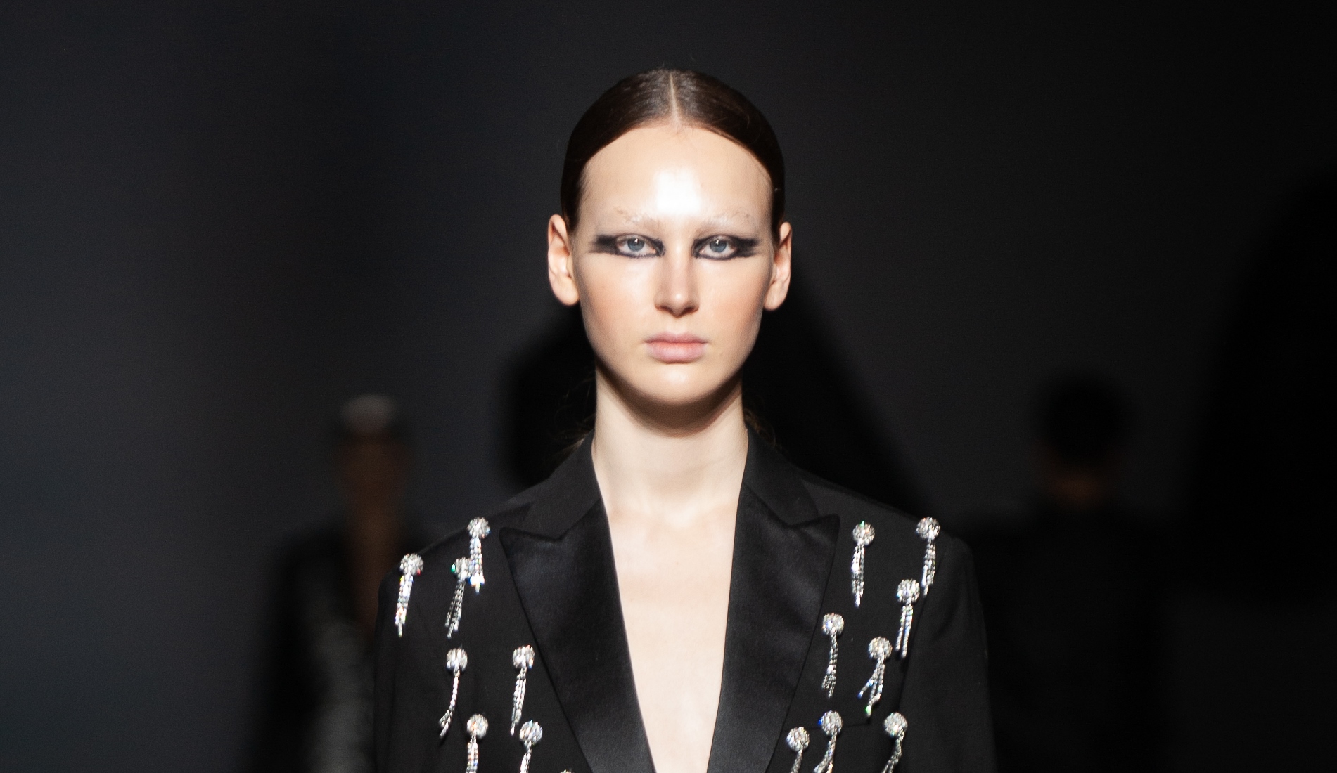 Отказ от бровей и золото в глазах: топ-5 мейкап-трендов от визажистов Ukrainian Fashion Week FW 20-21