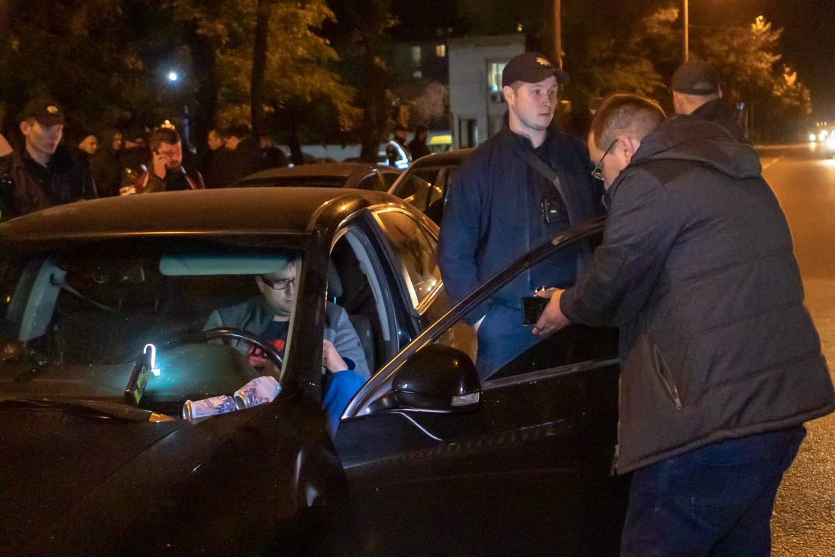 Много нарушений: в Днепре "копы" заблокировали авто известного блогера