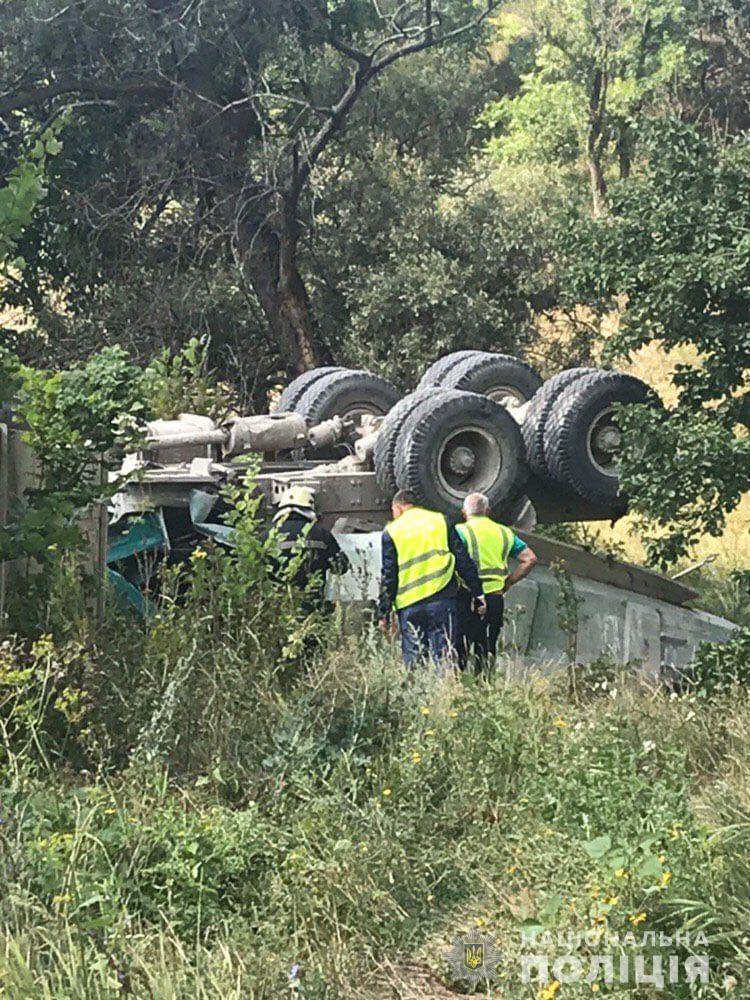 В Харькове грузовик упал с моста, есть пострадавший