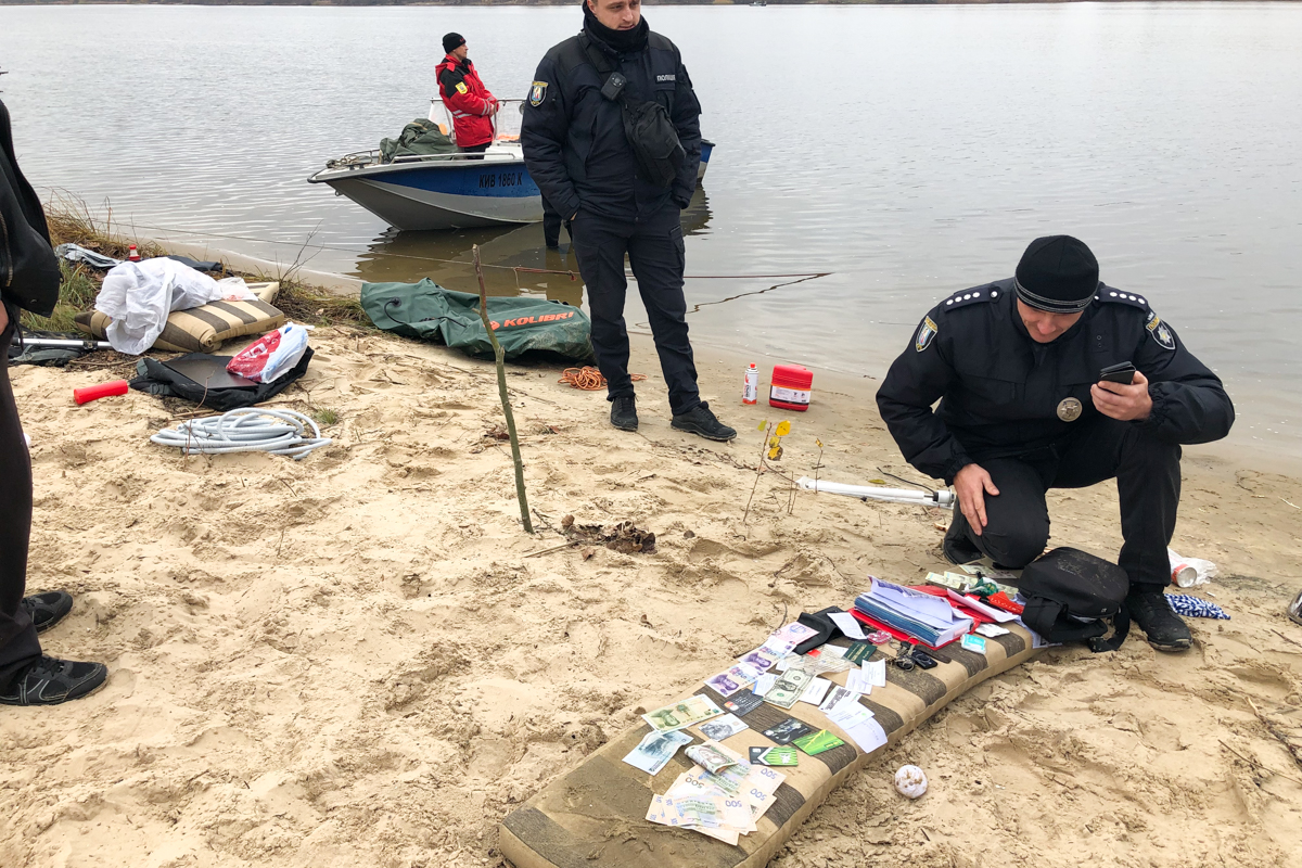 В Киеве затонула яхта: впечатляющие фото и видео