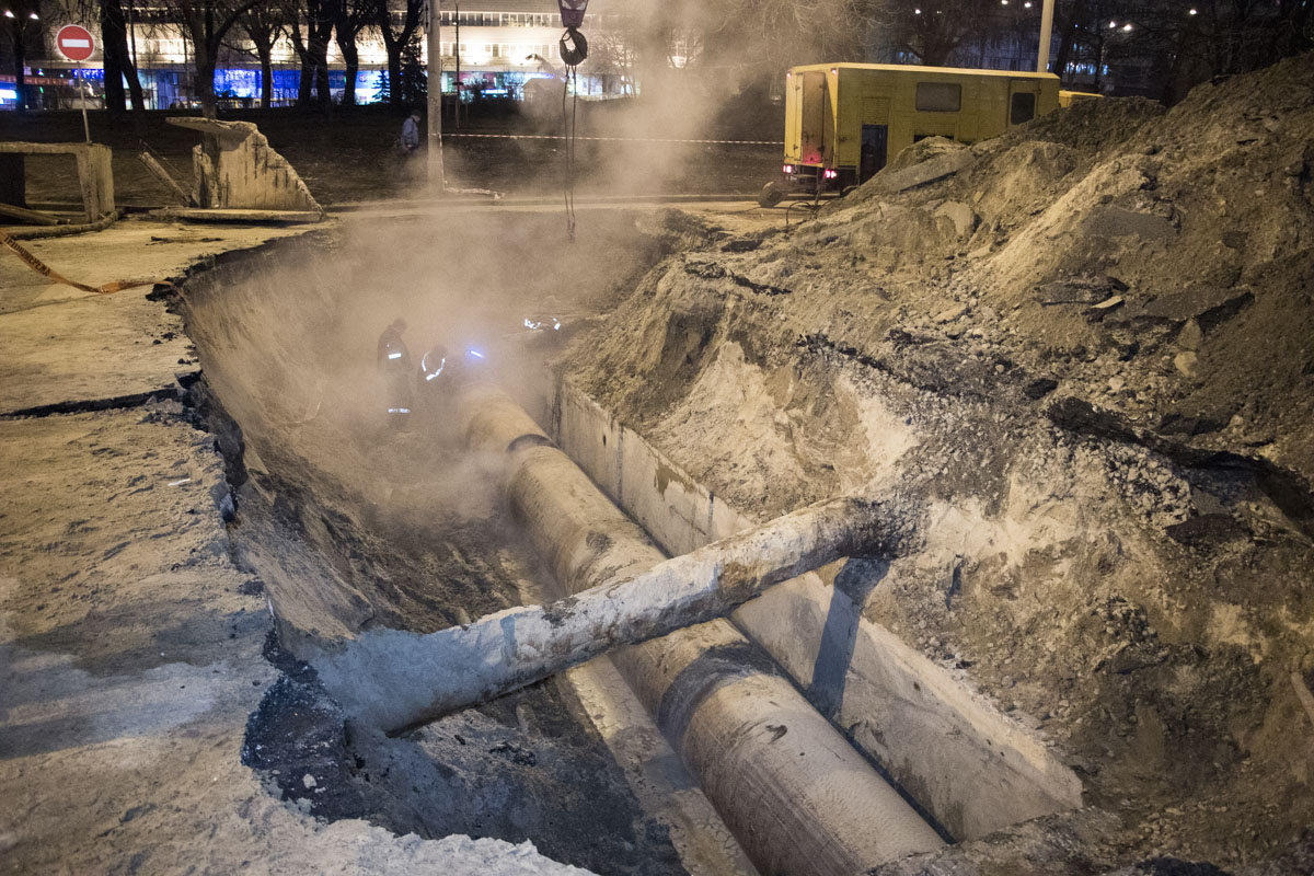 Новый провал: что изменилось за ночь возле затопленного Ocean Plaza в Киеве