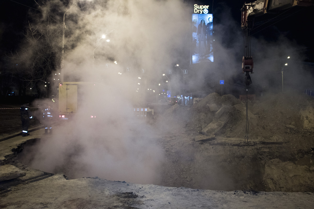 Новый провал: что изменилось за ночь возле затопленного Ocean Plaza в Киеве