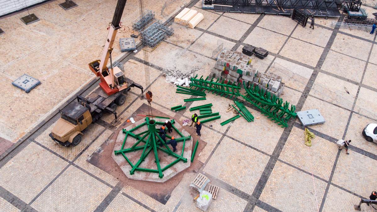 В Киеве начали устанавливать главную елку страны: фото и подробности