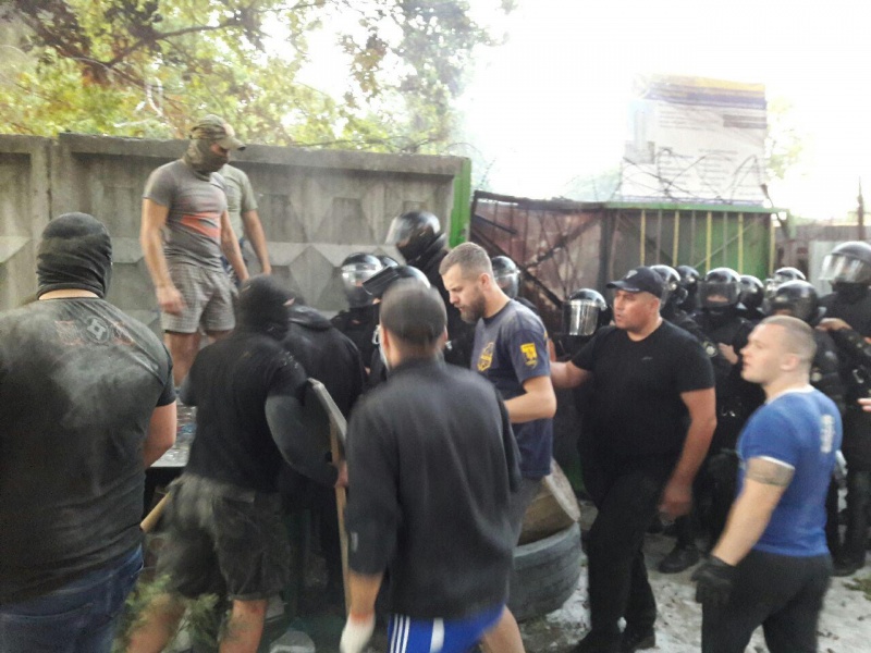 Представники "Азова" штурмують будівництво у Святошинському провулку у Києві