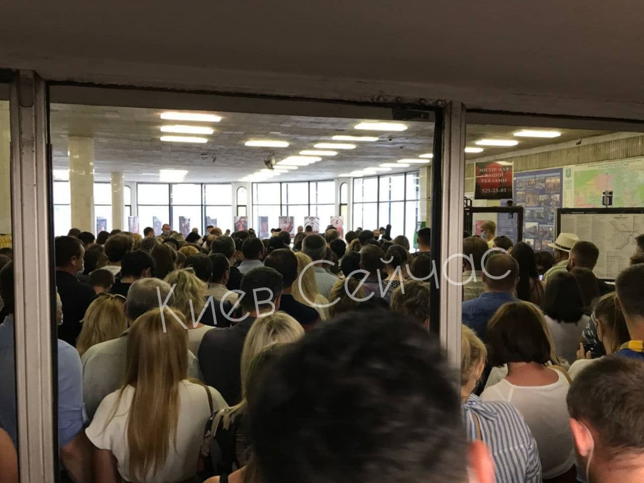 У київському метро знову виникла тиснява: фото і відео зі станцій
