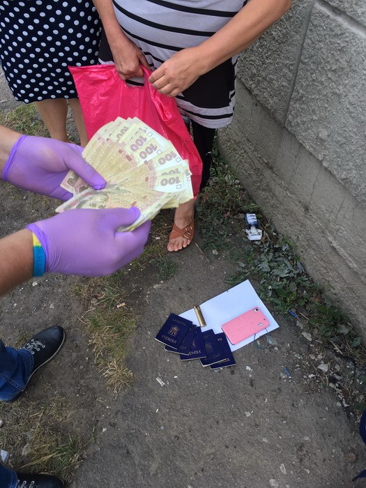 работницу миграционной службы задержали на взятке в Донецкой области