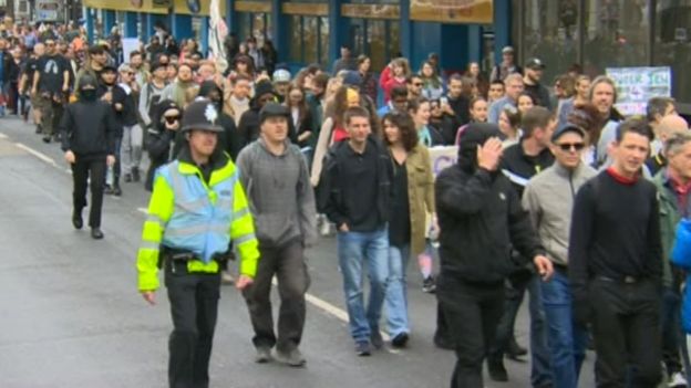 Демонстрация в поддержку мигрантов на юге Англии