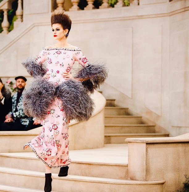 Босоножки с перьями марабу: как и с чем носить главный обувной тренд лета