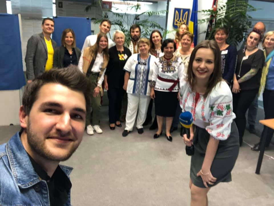 Выборы 2019: украинцы голосуют и делятся забавными фото